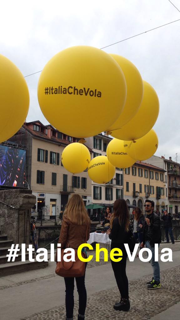 lea_cuccaroni's tweet photo. #ItaliaCheVola #Expo2015 PALLONCINI GIALLI CHE VOLANO A MILANO #LeaDora http://t.co/EEQ4eqA7Dg