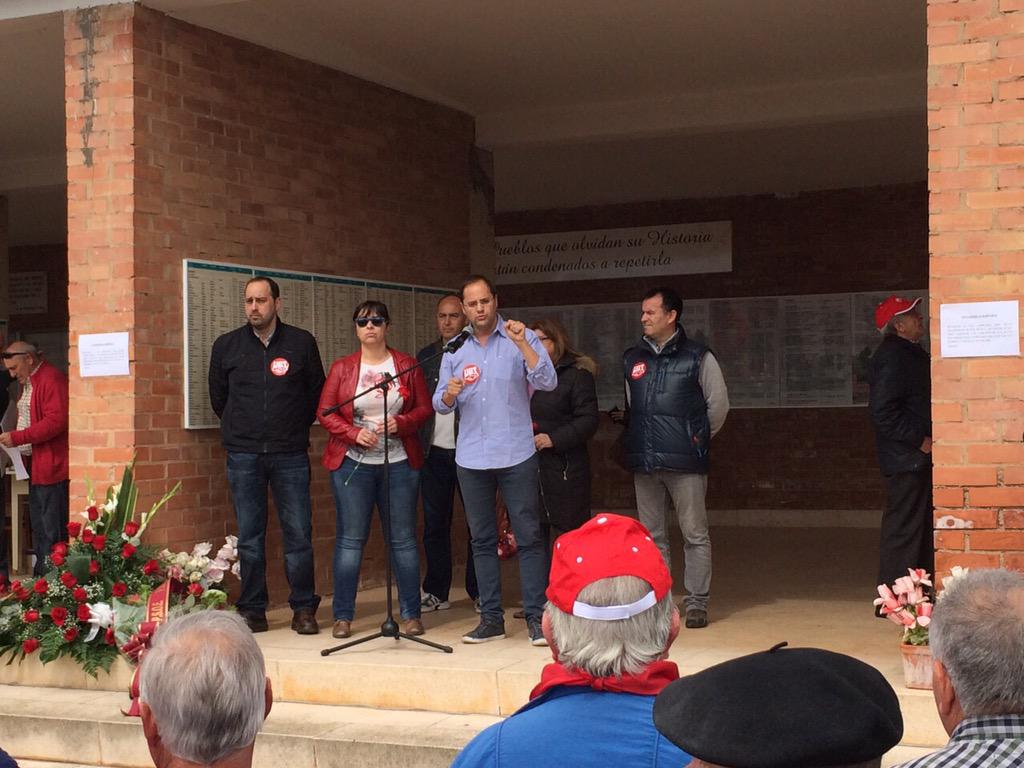 cesarluena's tweet photo. Primero de Mayo en el cementerio de La Barranca. Memoria, gratitud y homenaje con @UGTLaRioja. http://t.co/XDfWs1iHxU