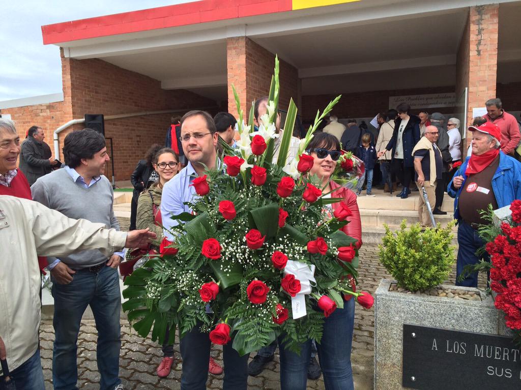 cesarluena's tweet photo. Primero de Mayo en el cementerio de La Barranca. Memoria, gratitud y homenaje con @UGTLaRioja. http://t.co/XDfWs1iHxU