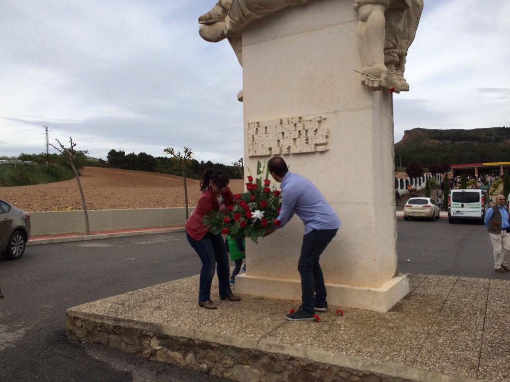 cesarluena's tweet photo. Primero de Mayo en el cementerio de La Barranca. Memoria, gratitud y homenaje con @UGTLaRioja. http://t.co/XDfWs1iHxU