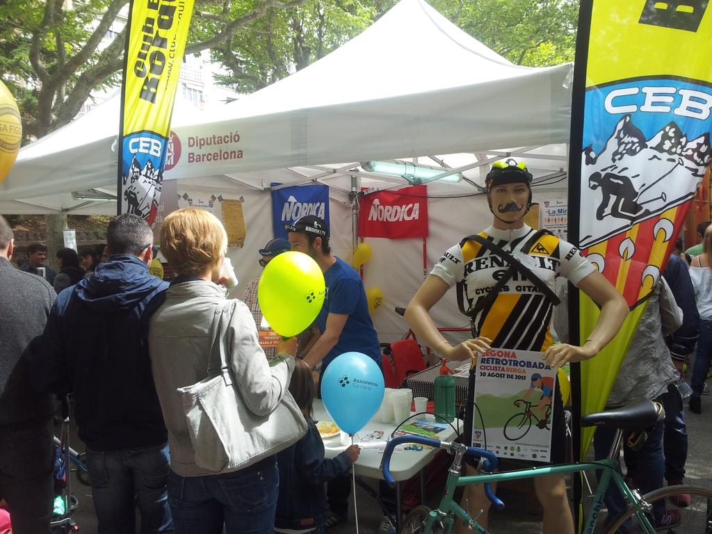 CEB_Berga's tweet photo. En marxa el #RetroVermut per la promoció de la #RetroTrobadaCiclista (30 agost) a l'estand del #CEB #FiraBerga #Berga http://t.co/8w3mdc1Ymr