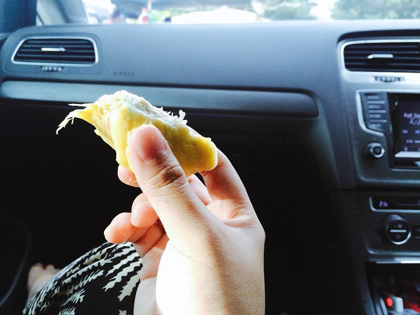 hailihabibti's tweet photo. Makan durian dalam kereta #apadehal http://t.co/GZBYMVrGXV