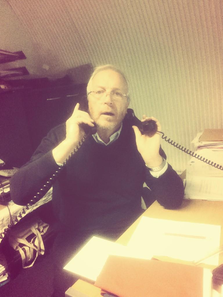 LavenderGreen0's tweet photo. Who knew that David could multi task so efficiently? #BarnesCallCentre #PhonePro http://t.co/nAMf5u7jWV