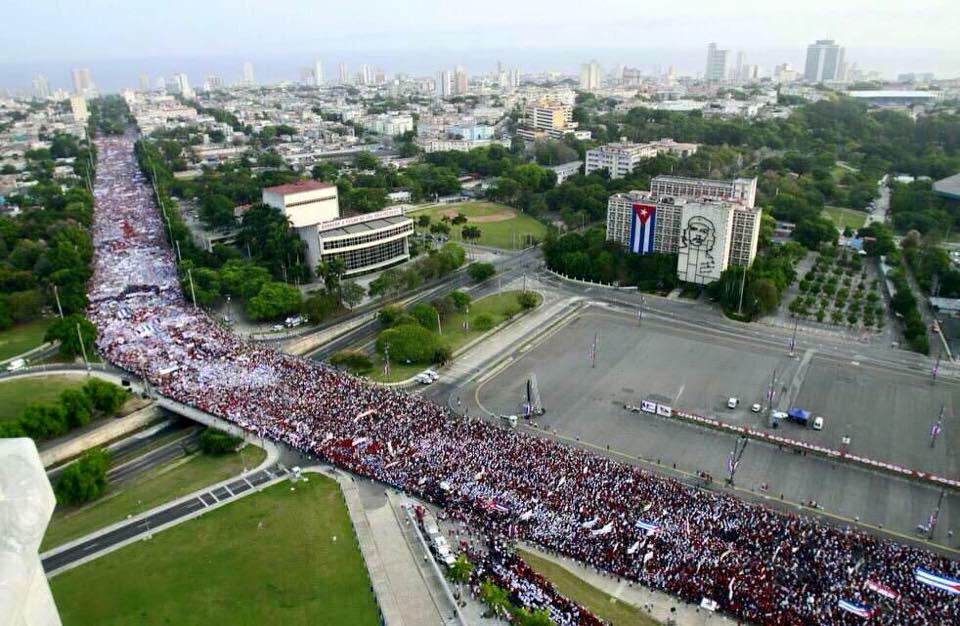 ayemnut's tweet photo. Küba'da 1 Mayıs boyle kutlanıyor. Saka degil. #1M15 http://t.co/dXl1SCcyHR