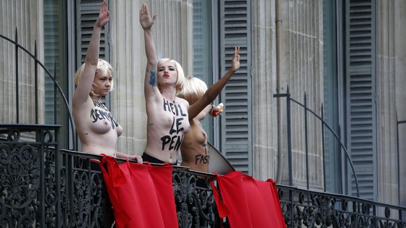 antoguerrera's tweet photo. Le #Femen hanno appena interrotto così un discorso di Marine Le Pen, da una balconata di place de l'Opéra, a Parigi http://t.co/bpFBWjf11P