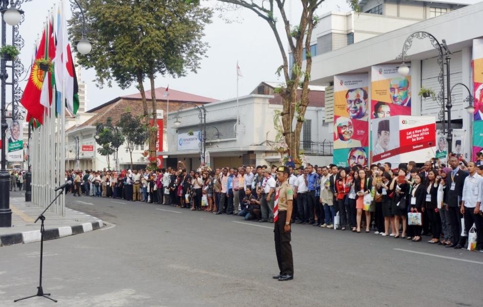 Kemlu_RI's tweet photo. Prosesi penurunan 109 bendera negara-negara Asia Afrika di depan Gd. Merdeka @dedeyusuf_1 #AASC2015 #KAA60 http://t.co/gOAZAxzfog