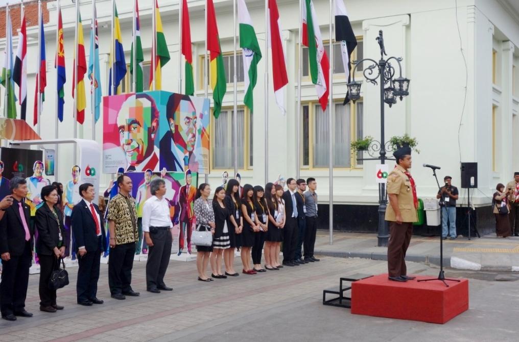 Kemlu_RI's tweet photo. Prosesi penurunan 109 bendera negara-negara Asia Afrika di depan Gd. Merdeka @dedeyusuf_1 #AASC2015 #KAA60 http://t.co/gOAZAxzfog