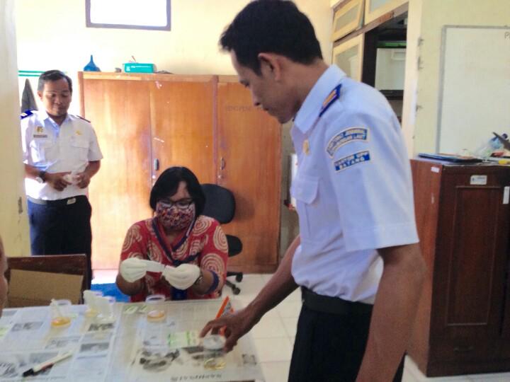 BNNK_Batang's tweet photo. Sidak tes urin di Unit Penyelenggara Pelabuhan http://t.co/a18xoJFonI