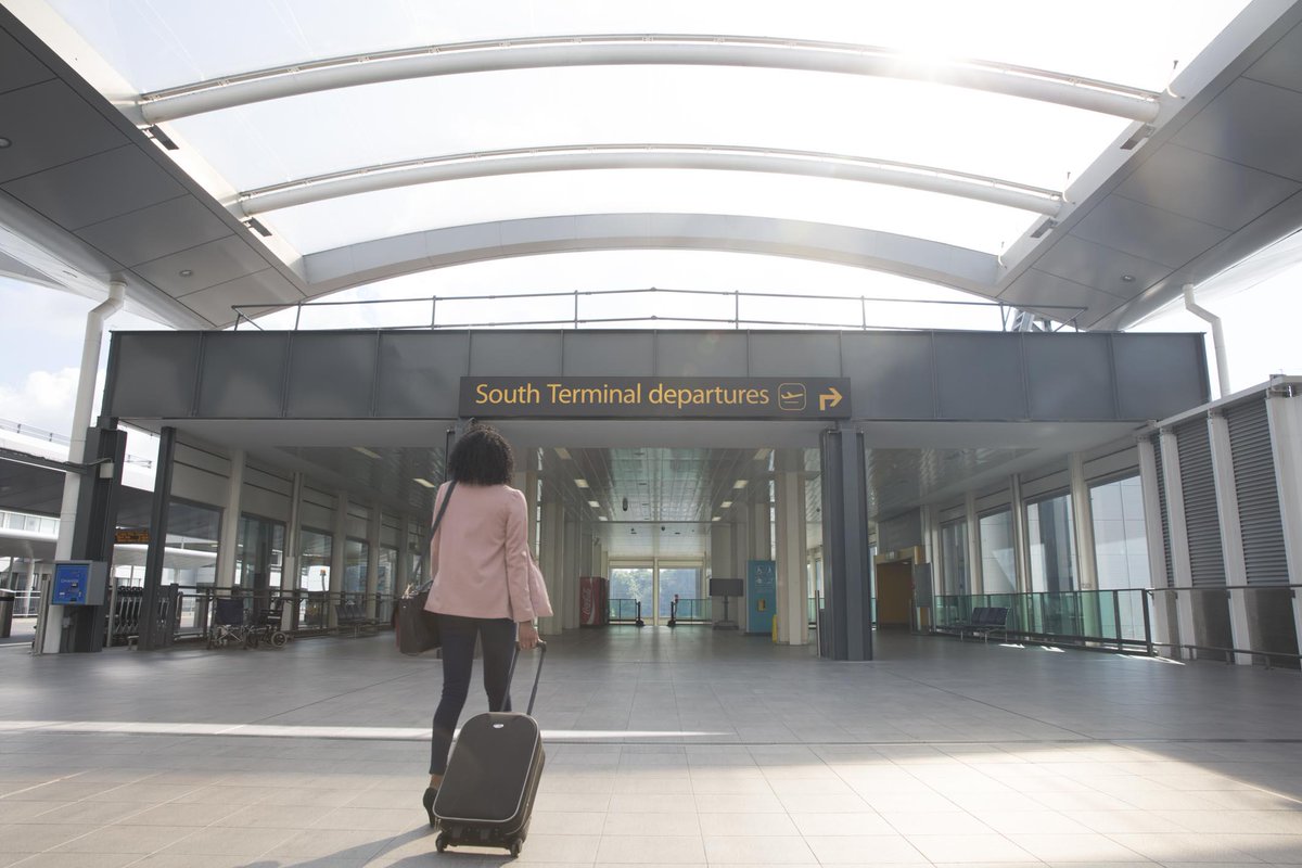 Gatwick_Airport's tweet photo. That going away for the Bank Holiday feeling… Enjoy it if that’s you! http://t.co/cjicWDYdEh