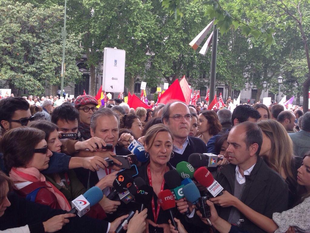 PSOE's tweet photo. "Hoy es el principio del fin del Gobierno del PP". @LuzPSOE #1deMayo #EmpleoDigno http://t.co/VJAZt3cn1r