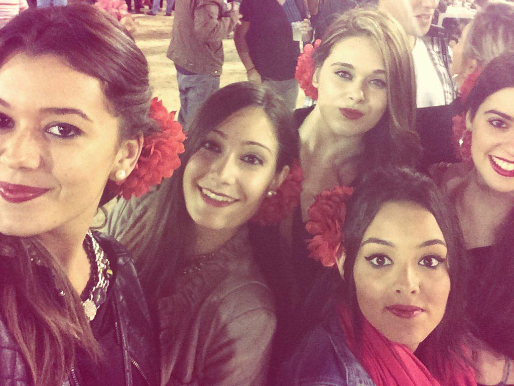 olpina94's tweet photo. Noche con mis chicas! ♥♡♥FERIA DE ABRIL♥♡♥ #Valencia #chattys http://t.co/cxmuosxrDw
