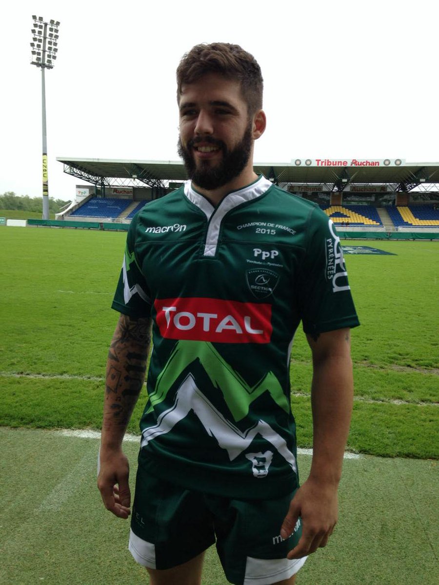 AlexandreVau's tweet photo. Le maillot collector que les joueurs de la @SectionPaloise porteront dimanche pr la réception de @USCXV #SPUSCXV http://t.co/1oB2pNIhl5