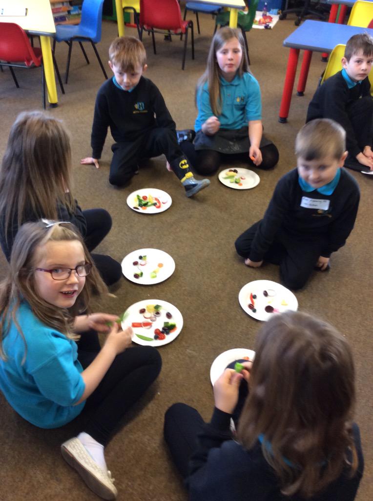 hiltoninverness's tweet photo. Mrs Patton's pomegranates tasting a rainbow! 🌈 #growinggroups http://t.co/nGW3LDe8Tu