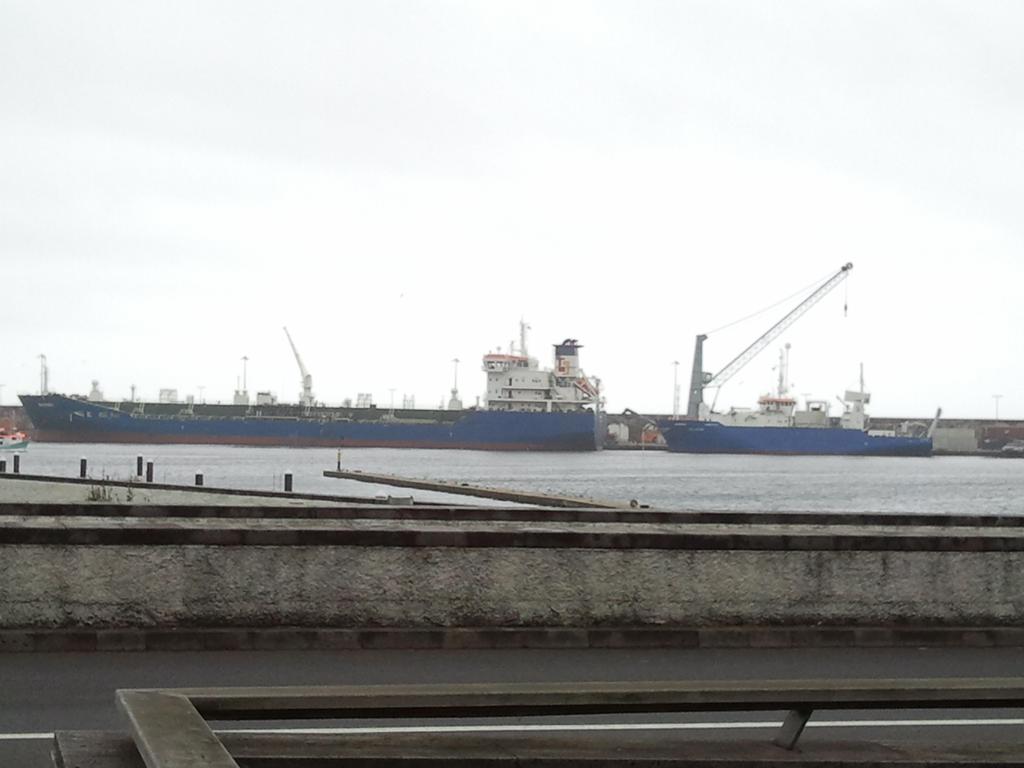 AnneMartence's tweet photo. Eergister voet aan wal gezet. Wat lijkt de Pelagia klein! #dkvn http://t.co/IUnZb8Kqqs