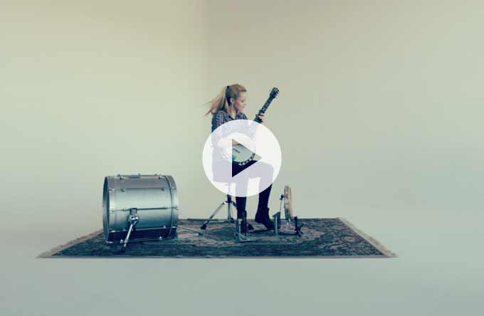 Premiere: Spritny sang og video med <a href="/tinadico/">Tina Dico / Dickow</a> – nu på banjo! gaffa.dk/nyhed/95198