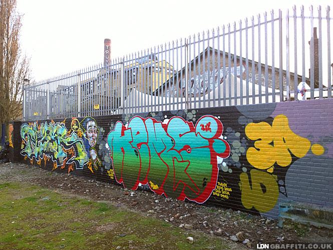 LDNGraffiti's tweet photo. #RIPKingRobbo #Graffiti #StreetArt by @TizerOne & Kems in East #London http://t.co/GVbhjy2dmB
