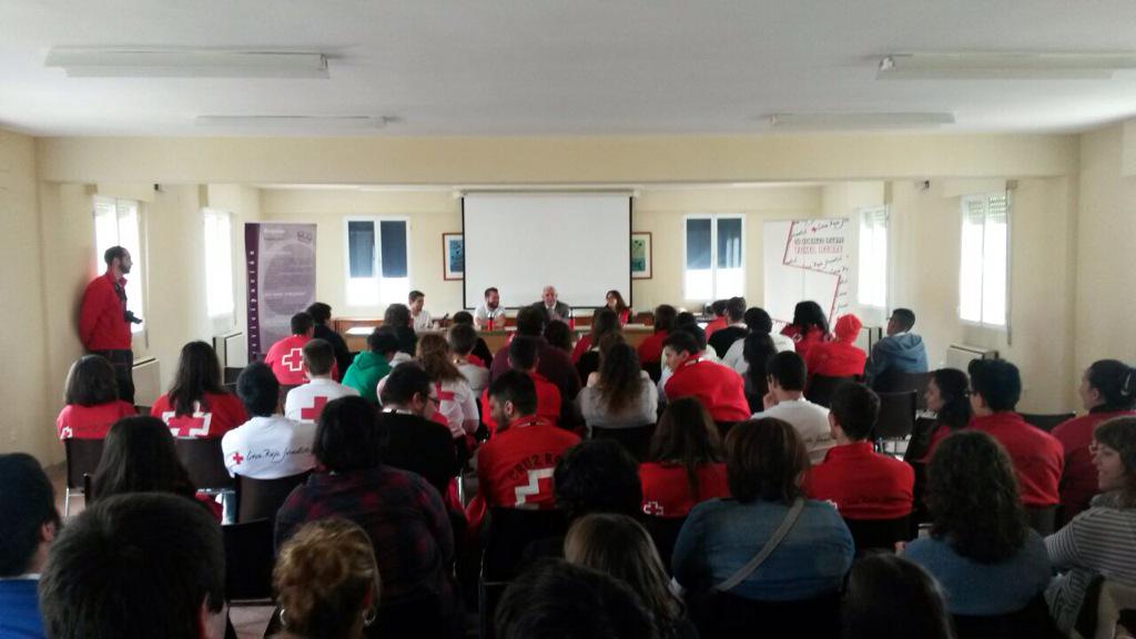 CRE_Juventud's tweet photo. Inaugurado #Actua15 con la mayoría de participantes presentes. Nos presentamos y empezamos la comida de  las regiones http://t.co/tFNyFZNSt9