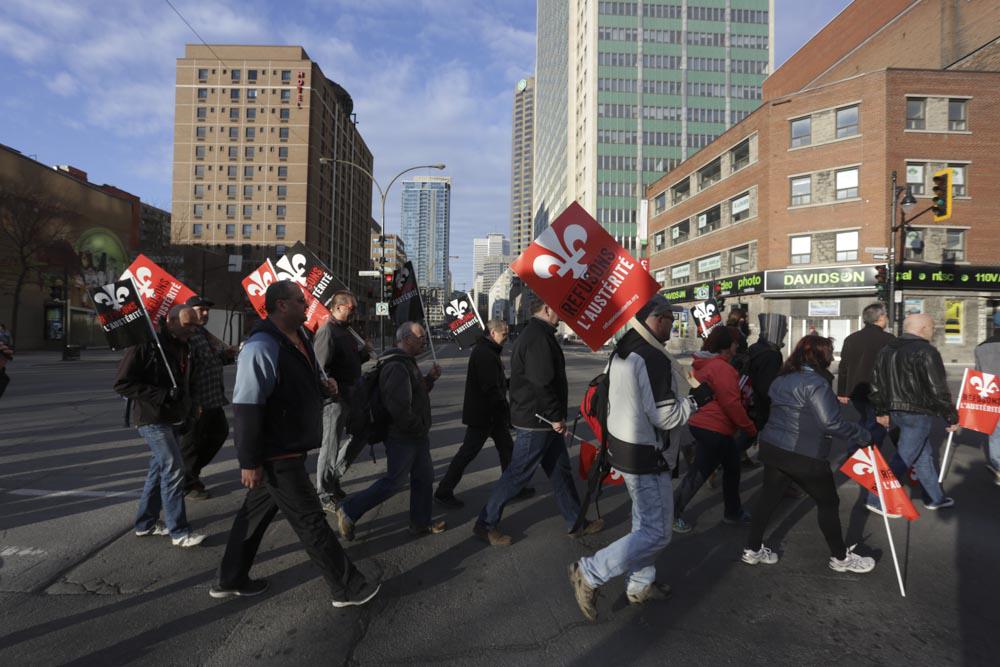 Des photos du blocage du chantier CHUM dans le cadres des perturbations du #1mai. #1ermai #polqc #refusons #austérité