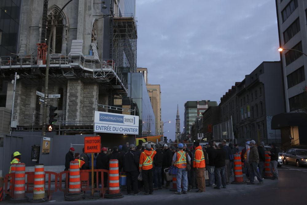 laCSN's tweet photo. Des photos du blocage du chantier CHUM dans le cadres des perturbations du #1mai. #1ermai #polqc #refusons #austérité http://t.co/0WvbTgoWpx