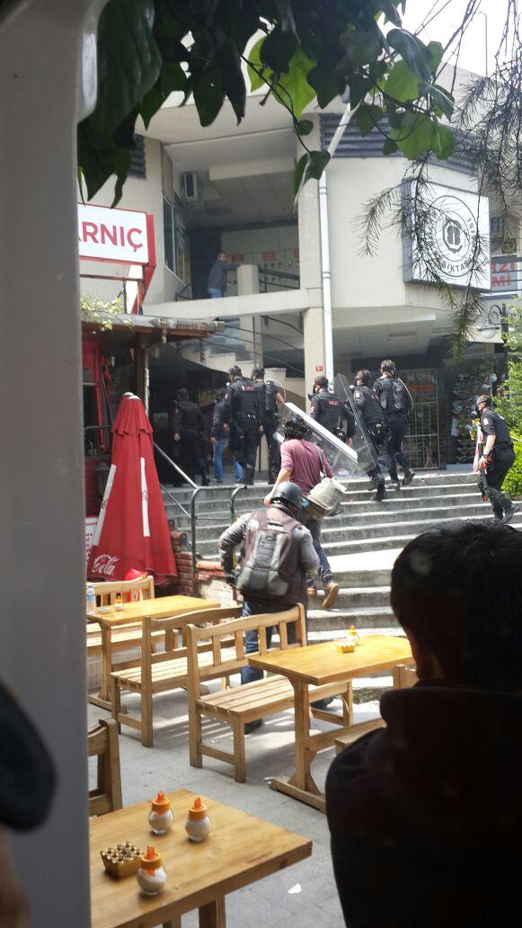 Polisin hakim kararı olmadan evinize girme, kapınızı zorlama hakkı yoktur. Izin vermeyin,  kamera kaydı alın #1Mayıs