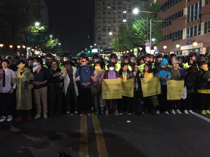 XAUUSD_GoldEA's tweet photo. 새벽 이 시각까지 경찰 앞에서 스크럼짜고 긴장 풀지 않는 시민들. 솔아 솔아 푸른 솔아를 부르고 있습니다 http://t.co/aU5BJuRAM8