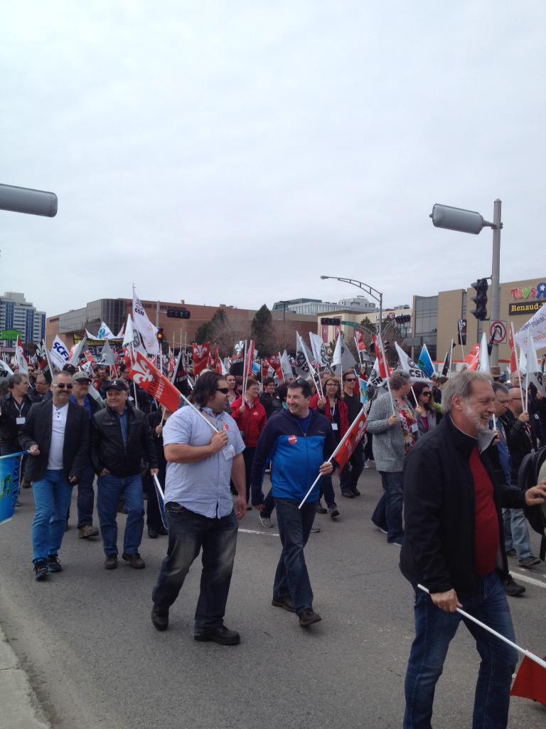La #manifencours remonte le boulevard Laurier en direction de l'Université Laval #1ermai