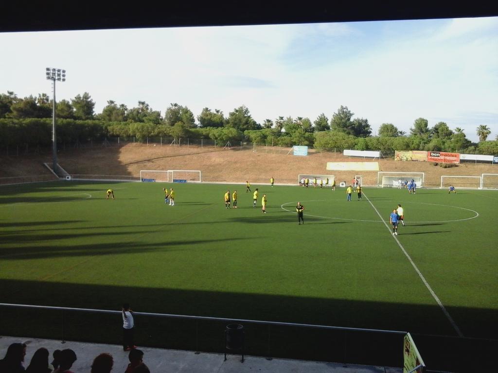 driblingf's tweet photo. A punt de començar la final de la #papascup #santboi #torneigsolidari Damunt la gespa @cfc_cooperativa @fc_casablanca http://t.co/5Jvj6eBWIq