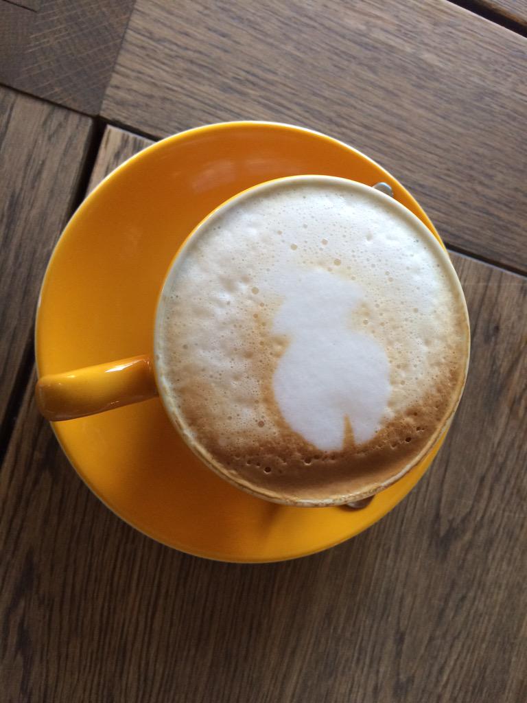 ChantyKoolhoven's tweet photo. Bij de trouwerij van #cindyendirkjan, en ik krijg koffie met een vormpje. Maar wat is het?? #hetisfeest http://t.co/FMb2eETygx