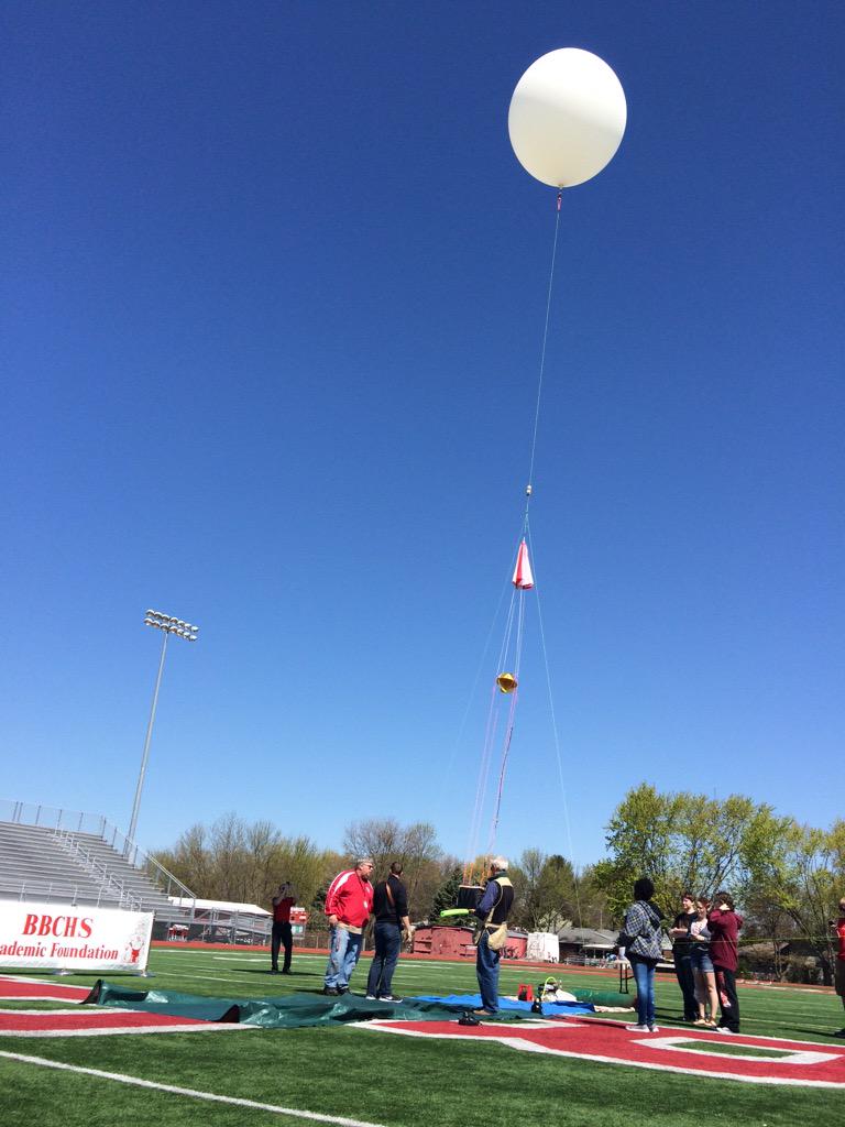 bionerd76's tweet photo. Great day for a launch #bbballoonlaunch http://t.co/cmSK1VOE51