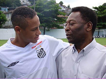 Sacnjr's tweet photo. Apaixone-se por alguém que te olhe do mesmo jeito que o Neymar olha pro Pelé. Isso é sim é amor, senhora! http://t.co/nOxMRuqoy2