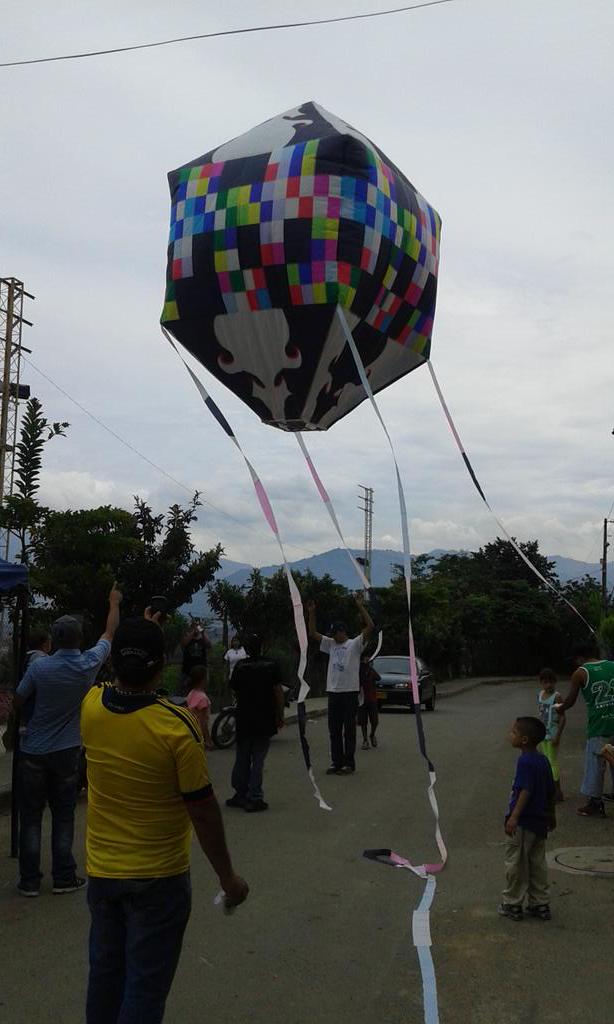 TurmaTP's tweet photo. Día internacional del trabajo con globos de mecha. #CiudadGlobera #TurmaTP http://t.co/9Q77lvShb6