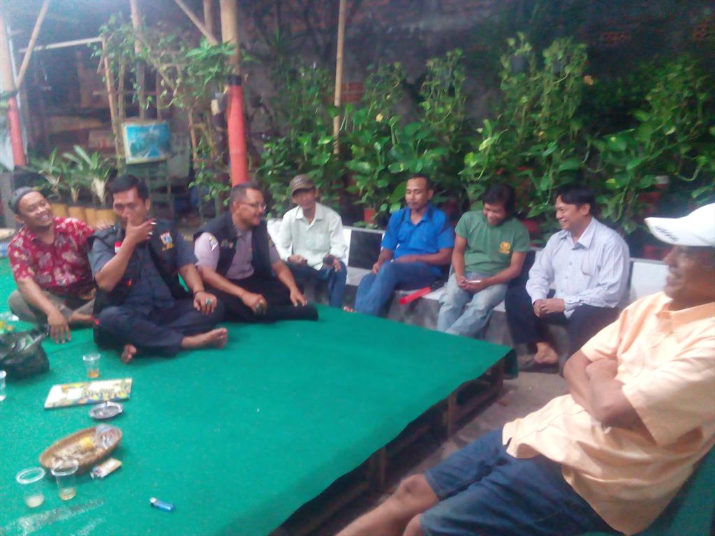 00:29 Petugas #Polri Binmas Kramatjati <a href="/pak_dewardi/">@PW_PakdeWardi</a> lakukan pembinaan siskamling warga RW 04 Kramatjati