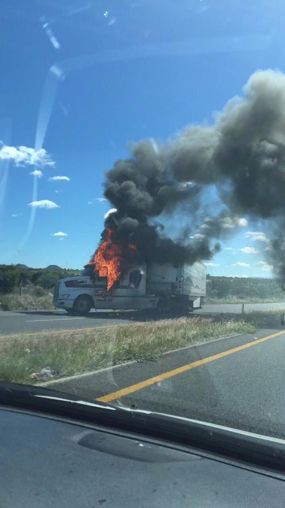 ChakinLibre's tweet photo. Bloqueo en la carretera Lagos de Moreno - León. #BloqueosJalisco
vía @Trafico_ZMG http://t.co/zm5GAShnVb