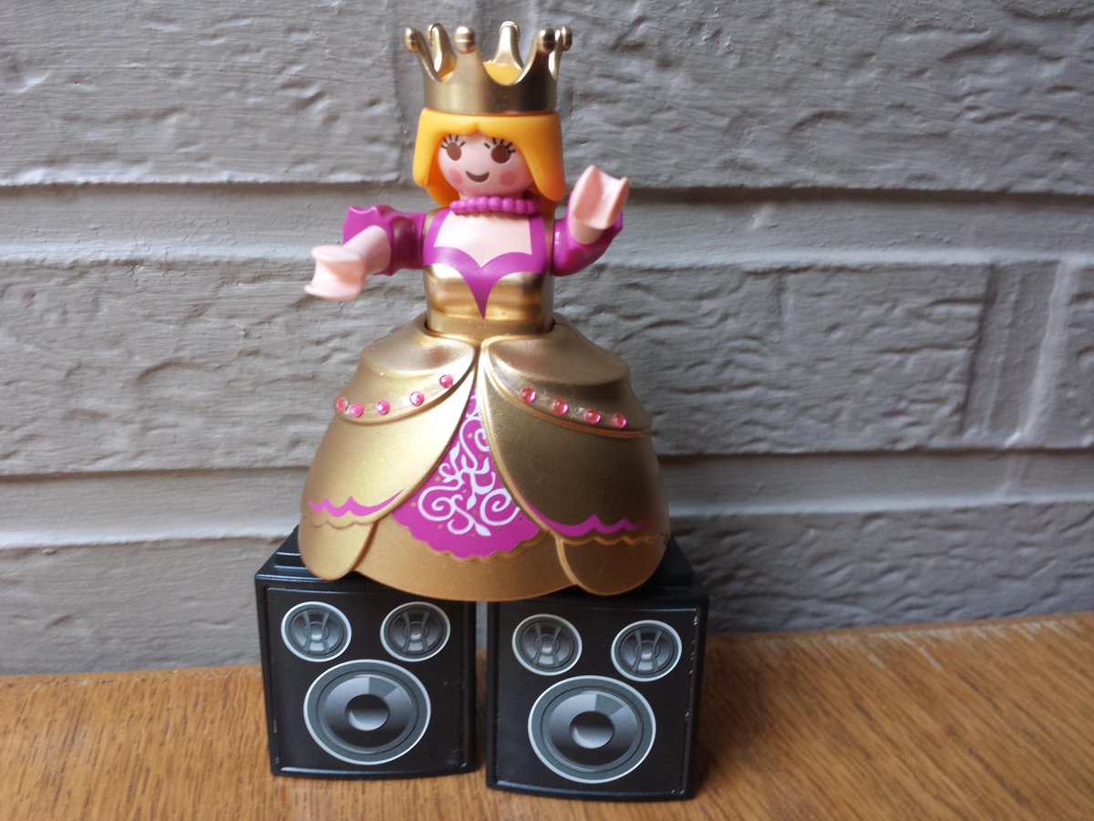 playmonews's tweet photo. Queen op nummer 7 in #classics100 http://t.co/0rCiA0dvgn
