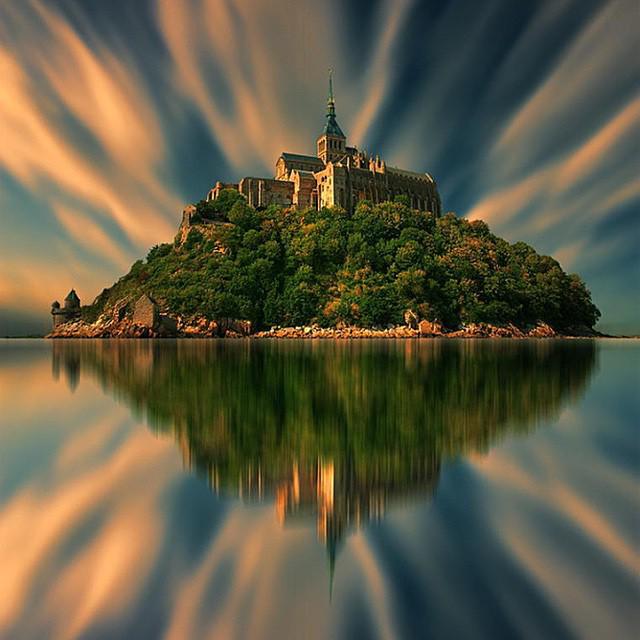 EarthPix's tweet photo. Mont Saint Michel, Normandy, France | Photo by Peter From http://t.co/djLLFLEKoE