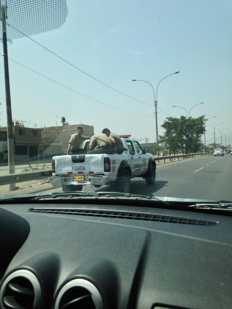 YORSH2609's tweet photo. #AlertaNoticias policías en tolva por la Ramiro priale el 01.05 #bestiasalvolante http://t.co/uDV3PoquoW