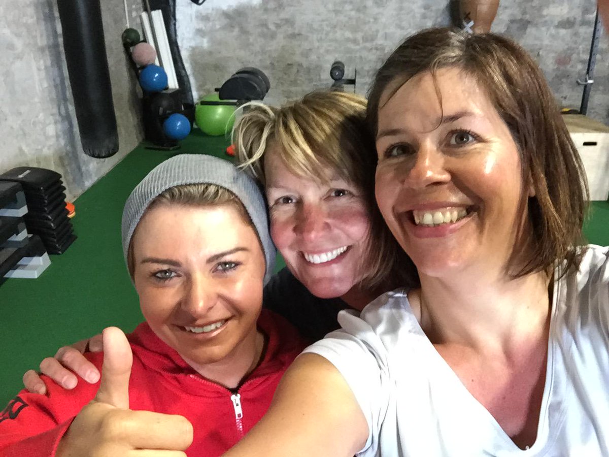 AtteHuskyteers's tweet photo. Selfie at @SHELLEYboothFIT this morning...... go girls!!! http://t.co/AVl1192Jbs