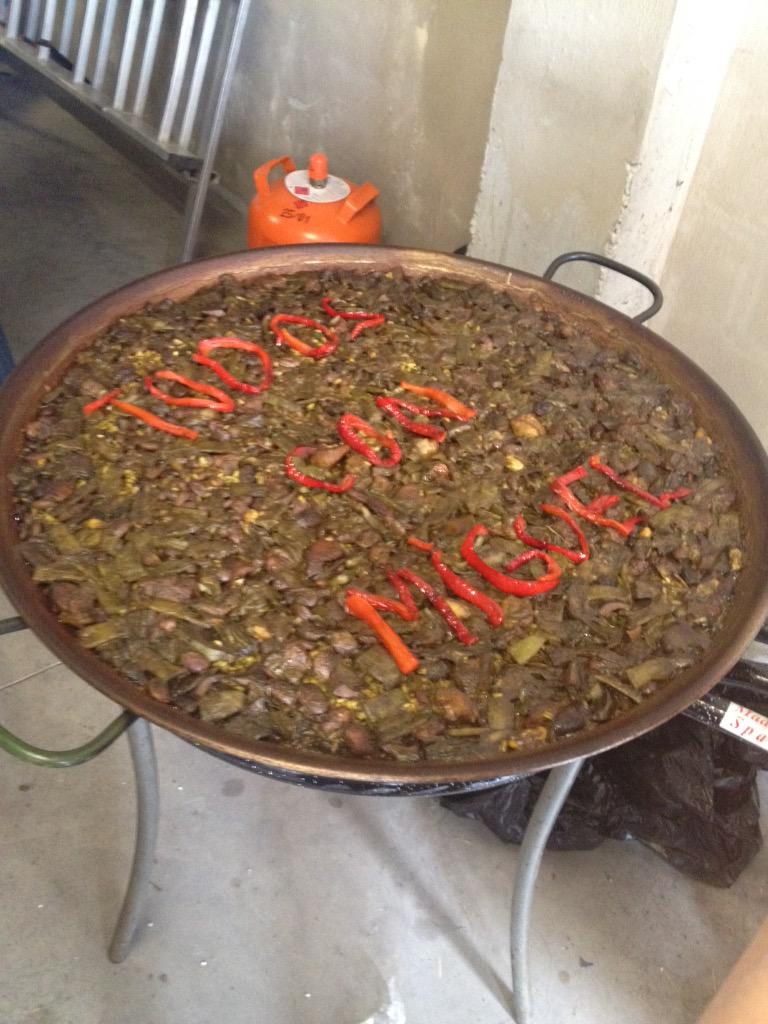 psoeyatova's tweet photo. Este #1deMayo hasta los arroces negros son d @SocialistesVal xq por mucha policía que nos envíe el PP #TodosconMiguel http://t.co/s0LiTT2WjA