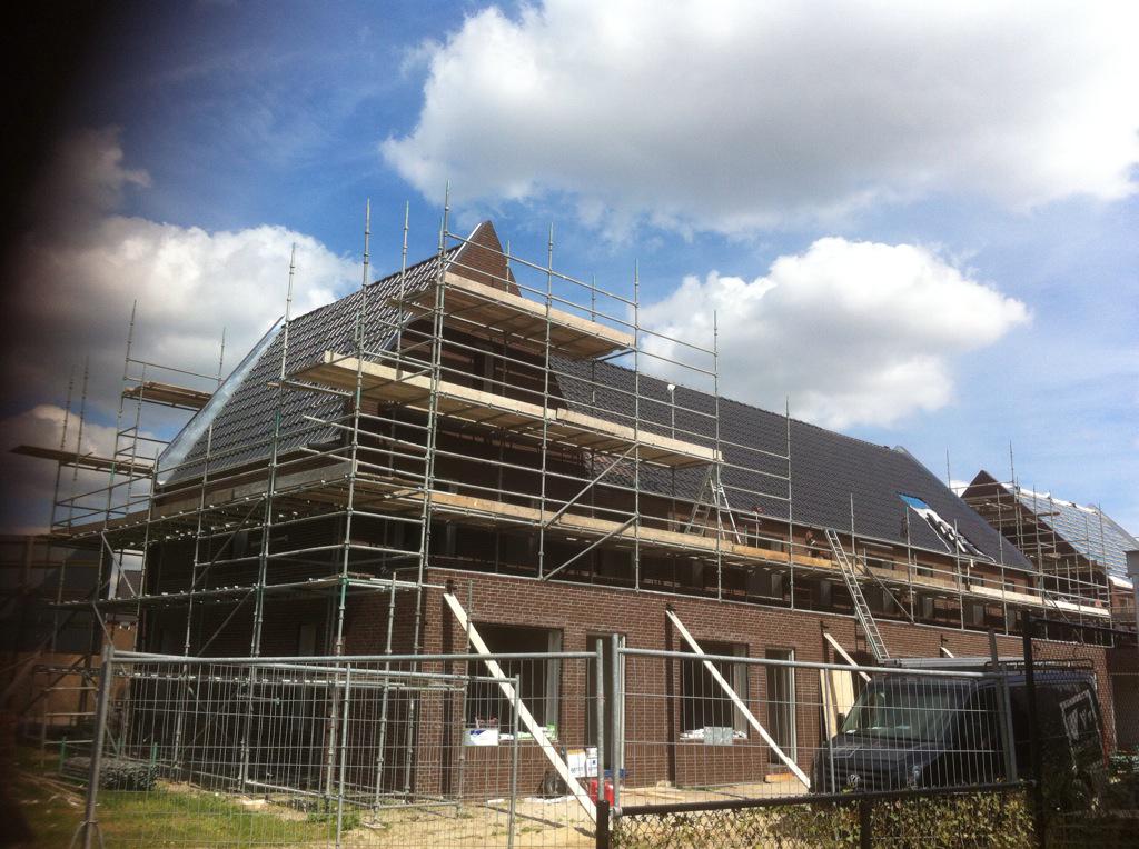 TonJenneskens's tweet photo. Pannen aan het leggen bij de 7 woningen aan de broekweg en de Stucadoor is ook al begonnen http://t.co/zYGhmGSCob