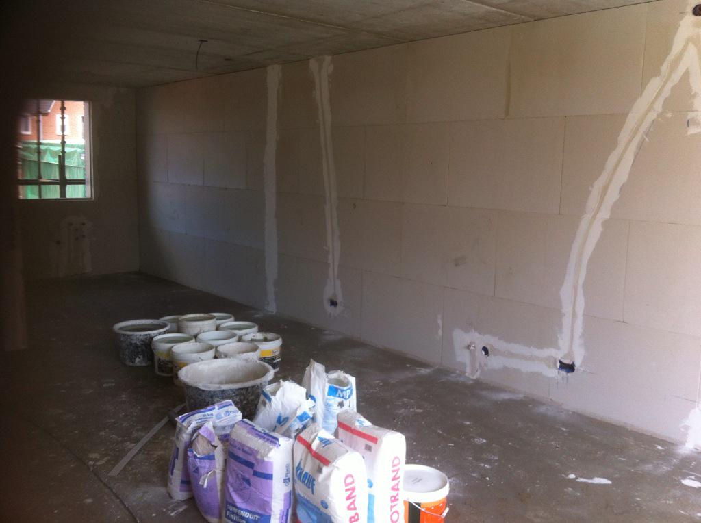 Pannen aan het leggen bij de 7 woningen aan de broekweg en de Stucadoor is ook al begonnen