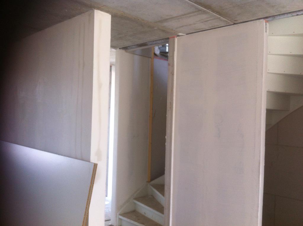 TonJenneskens's tweet photo. Pannen aan het leggen bij de 7 woningen aan de broekweg en de Stucadoor is ook al begonnen http://t.co/zYGhmGSCob