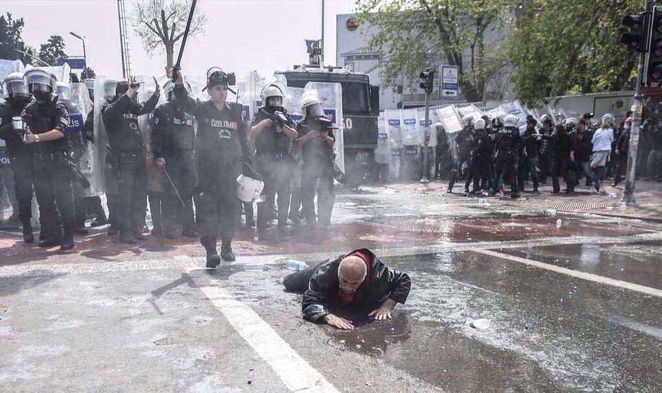 Çok kanıma dokunuyor ya gerçekten. Şu saray muhafızlarının maaşını yere serdikleri emekçi ödüyor