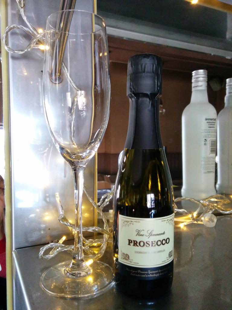 One29Bar's tweet image. Oh! It's soooo cute!  Pity we have to drink them!! #felixstowe#fun#prosecco#topbar#bankholidaysunday