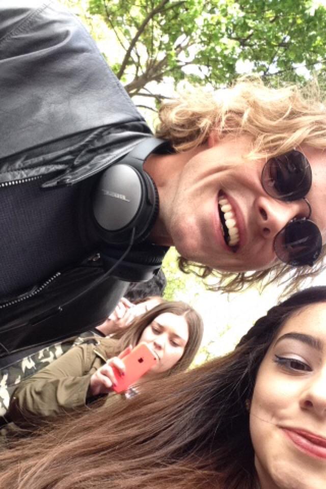 sofetchconn's tweet image. I LOOK DISGUSTING BUT I MET ASHTON