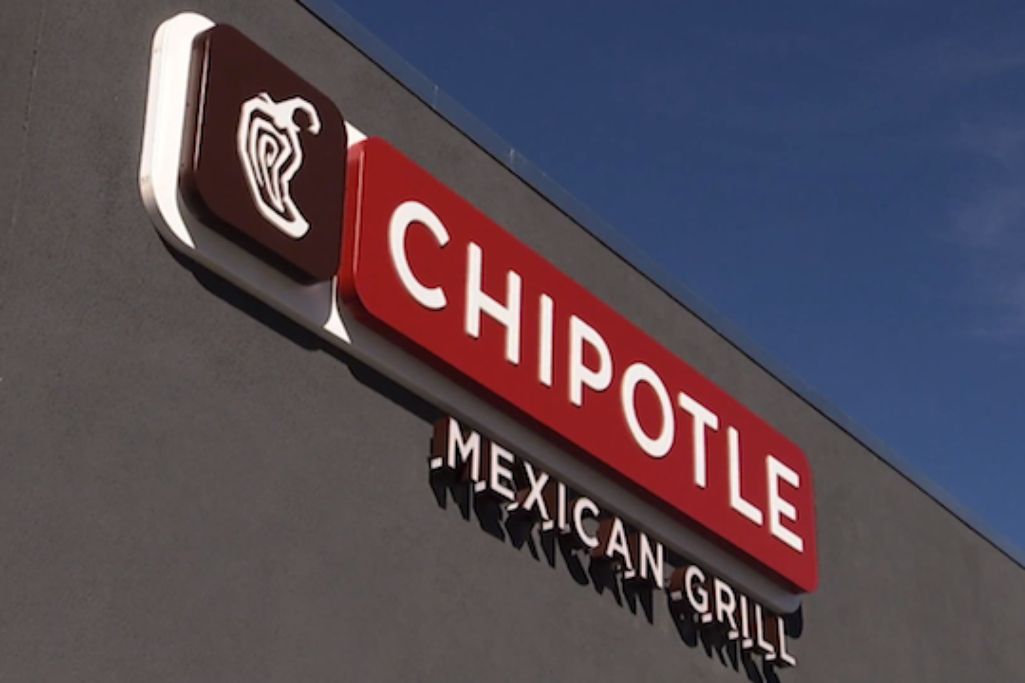 verge's tweet photo. Chipotle is the first fast food chain to remove GMO ingredients http://t.co/SYEumlsk6c http://t.co/Y89wQ2uAZw
