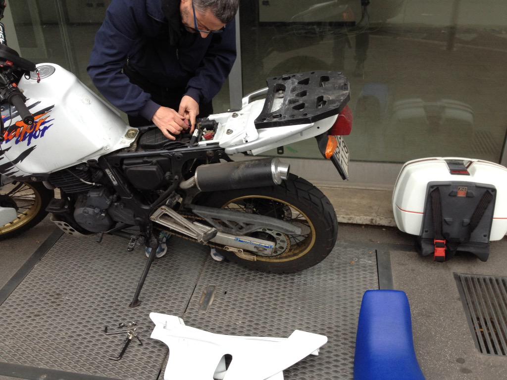 GioBenetti's tweet photo. Il Geom. Fiore nella versione Pronto Soccorso Stradale!
Smonta. Trova il Problema. Aggiusta.
Meglio che in Formula 1 http://t.co/eTfjhqhmhs