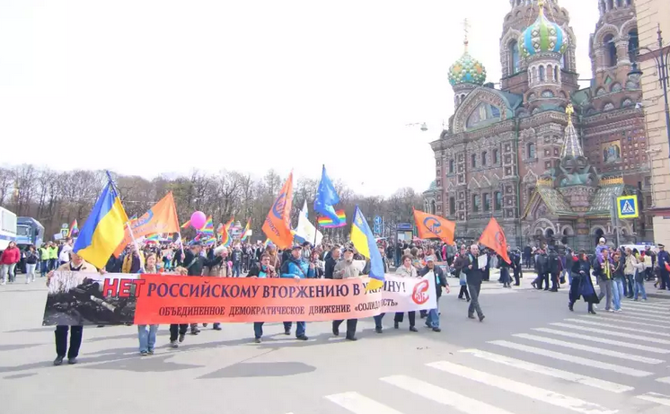 В центр Луганска вошла колонна танков, - активист - Цензор.НЕТ 2119