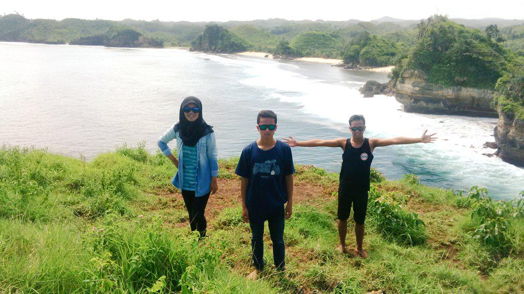 KurniawanDendik's tweet photo. Holiday !! #batubengkung @Unggultranggono @Dwi_jho @HennyFhera http://t.co/74C3mLuqsL