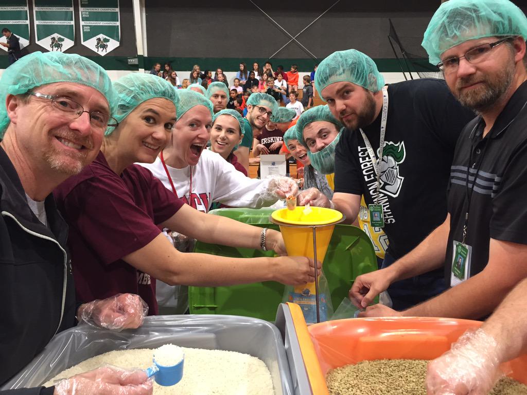 ShannonForest's tweet image. Even the teachers are getting their hands on the action! #40,800meals #HungerProject #NepalEarthquake @IAmFCE