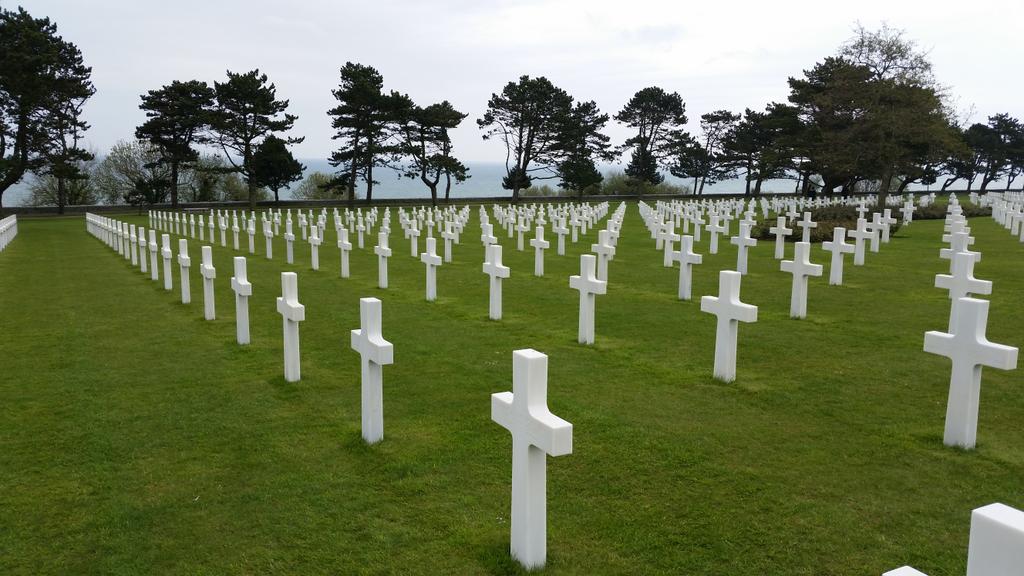 cwags28's tweet photo. US Cemetery in Normandy. A place of reverence and reflection for me after seeing the beaches and battlefields! http://t.co/9hOXsgK6wn